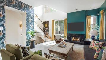 Smart TV, chimenea, libros