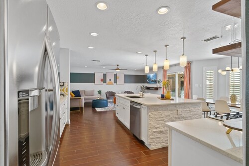 Modern 5 bedroom with Pool and Hot Tub