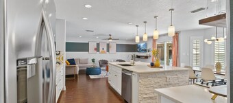 Modern 5 bedroom with Pool and Hot Tub