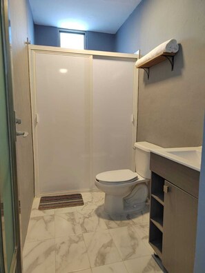 Dusj, hårføner, håndklær og såpe