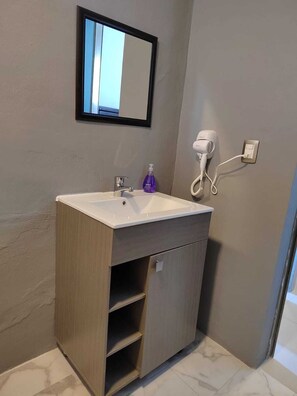Douche, séchoir à cheveux, serviettes fournies, savon