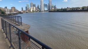 Un río con el perfil urbano de una ciudad al fondo.