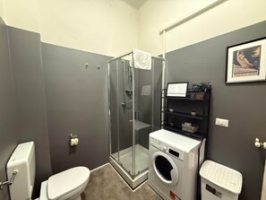 Douche, séchoir à cheveux, bidet