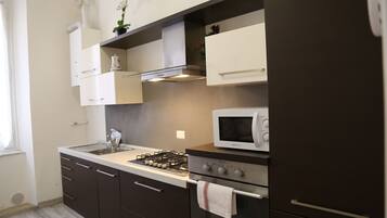 Kühlschrank, Mikrowelle, Ofen, Geschirrspüler