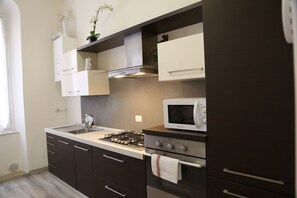 Kjøleskap, mikrobølgeovn, ovn og oppvaskmaskin