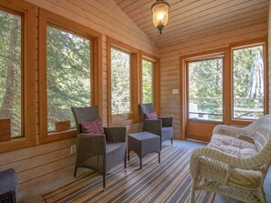 Interior - Belmont Lake Life - Three Bedroom Cottage, Sleeps 9 (Havelock)