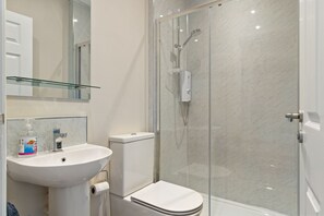 Combined shower/bathtub, hair dryer, towels - Ballyroan - Peaceful, Dog Friendly Cottage (Tenby)