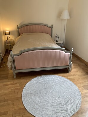 3 bedrooms, iron/ironing board, travel cot, Internet
