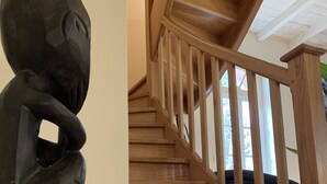 A wooden staircase with a handrail, a white table with a pine cone sculpture, and a dark abstract sculpture. - Charming house in a 7-hectare listed property (MONTLAUR)