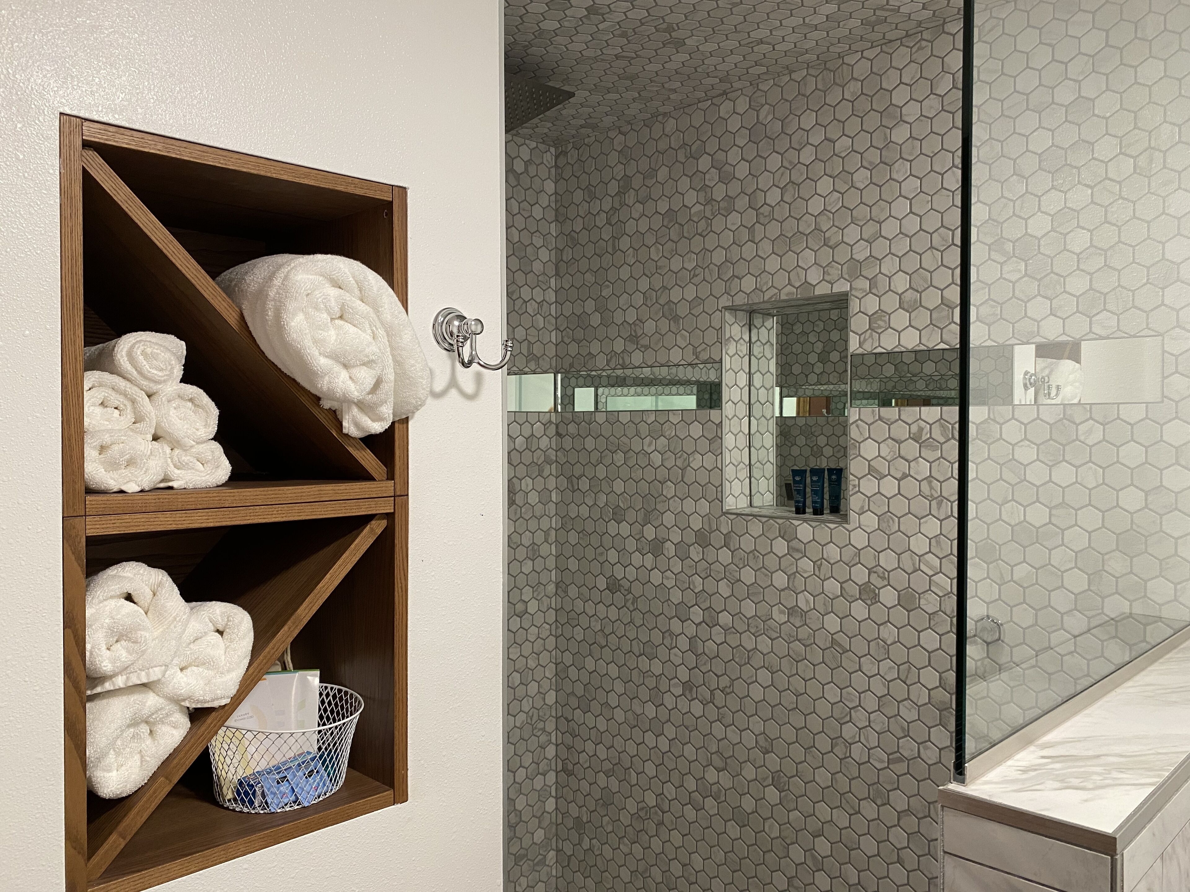 Douche, sèche-cheveux, serviettes fournies, savon