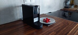 Fridge, oven, stovetop, coffee/tea maker