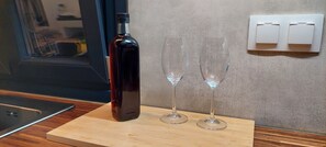 Fridge, oven, stovetop, coffee/tea maker