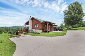 Exterior - This Beautiful Cabin with Mountain views is the Perfect getaway! (Townsend)