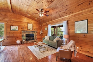 TV, fireplace - This Beautiful Cabin with Mountain views is the Perfect getaway! (Townsend)