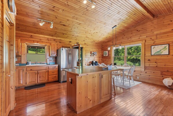 Fridge, microwave, oven, stovetop - This Beautiful Cabin with Mountain views is the Perfect getaway! (Townsend)