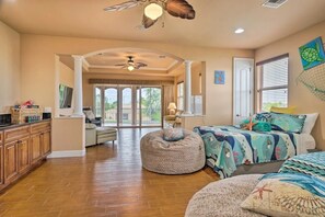 Smart TV, libri, impianto stereo