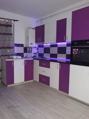 Studio - 1 queensize-sÀng med bÀddsoffa | Eget kök | KylskÄp, mikrovÄgsugn, ugn och spishÀll