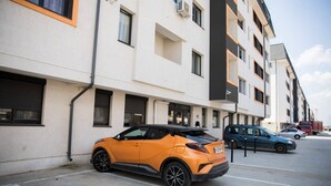 Un immeuble résidentiel à plusieurs étages doté d’un espace de stationnement.