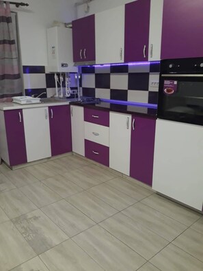 Studio, 1 Queen Bed with Sofa bed | Private kitchen | Fridge, microwave, oven, stovetop - Captivating 1-bed Studio in Roșu (Chiajna)