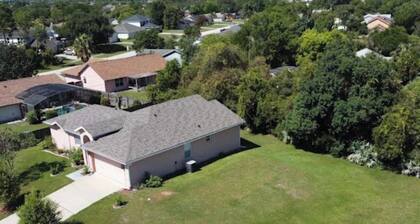 Bright, sunny, spacious house close to nearby attractions
