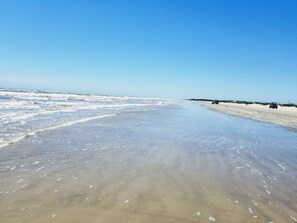 A beach with a sandy shore and a clear sky. - Family Friendly Beach House, walking distance from beach and San Luis Pass. (Freeport)