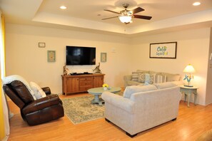 Smart TV, video games - Family Friendly Beach House, walking distance from beach and San Luis Pass. (Freeport)