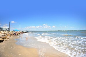 Beach - Family Friendly Beach House, walking distance from beach and San Luis Pass. (Freeport)