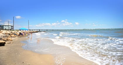 Family Friendly Beach House, walking distance from beach and San Luis Pass.