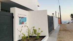 Een modern gebouw met een witte gevel, een bord waarop 