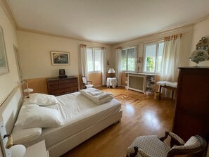 4 sovrum, skrivbord, strykjärn/strykbräda och resesäng