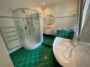 Duschwanne, Haartrockner, Bidet, Handtücher