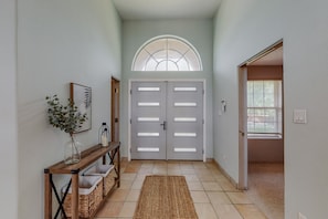Interior - 🌄3800ft Modern Retreat ♨️Hot Tub♨️ Pool Table🧳Sleeps 18🌄Mtn Views (Albuquerque)