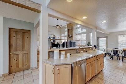 🌄3800ft Modern Retreat ♨️Hot Tub♨️ Pool Table🧳Sleeps 18🌄Mtn Views