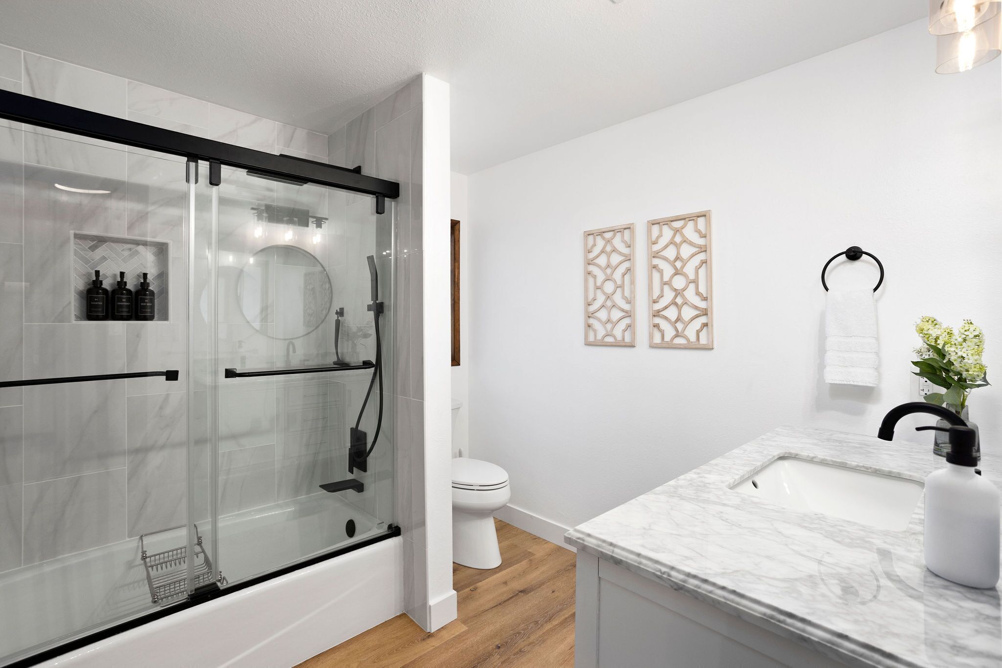 New! Rustic & cozy cabin w/pool table, deck, garage, dog friendly!