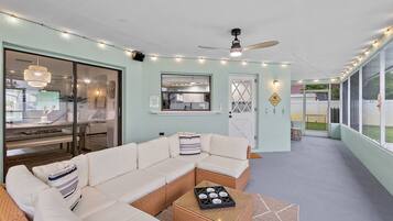 Una Smart TV, una chimenea, un reproductor estéreo