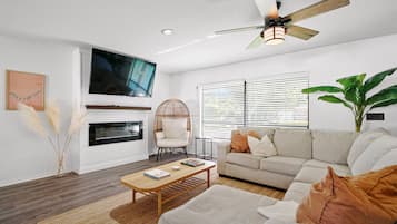 Una Smart TV, una chimenea, un reproductor estéreo