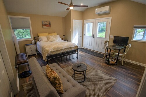 Modern Studio Apt - 10 min to Narragansett Beach/URI