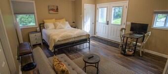 Modern Studio Apt - 10 min to Narragansett Beach/URI