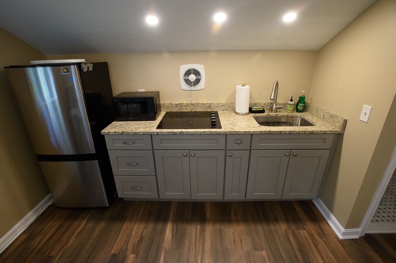 Fridge, microwave, stovetop, coffee/tea maker