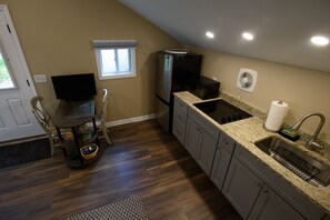 Refrigerador, microondas, placa de cocina, cafetera/tetera