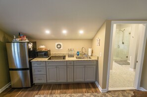 Kylskåp, mikrovågsugn, spishäll och kaffe- och tebryggare