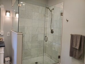 Ducha, secador de pelo, toallas, jabón