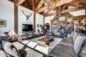 Télévision à écran plat, cheminée, espaces bureaux