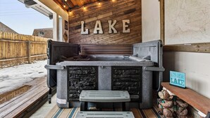 Ein Whirlpool mit Holzverkleidung und einem Schild mit der Aufschrift 'LAKE'.