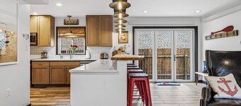 HOT TUB-Fast Wifi-8 beds <2 kings> 1 block to Lake-4 blocks to restaruants/shops