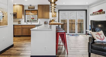 HOT TUB-Fast Wifi-8 beds <2 kings> 1 block to Lake-4 blocks to restaruants/shops