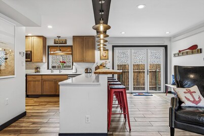 HOT TUB-Fast Wifi-8 beds <2 kings> 1 block to Lake-4 blocks to restaruants/shops