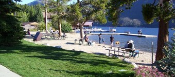 HOT TUB-Fast Wifi-8 beds <2 kings> 1 block to Lake-4 blocks to restaruants/shops