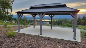 Property grounds - M&M's Maple Bay Mountain Guesthouse (NORTH_COWICHAN_MUNICIPALITY)