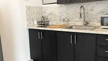 Køleskab, mikrobølgeovn, kogeplade, kaffe-/temaskine